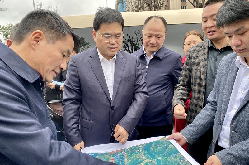 李美云到岳陽中心城區(qū)恒大保交樓項目調研配套道路建設